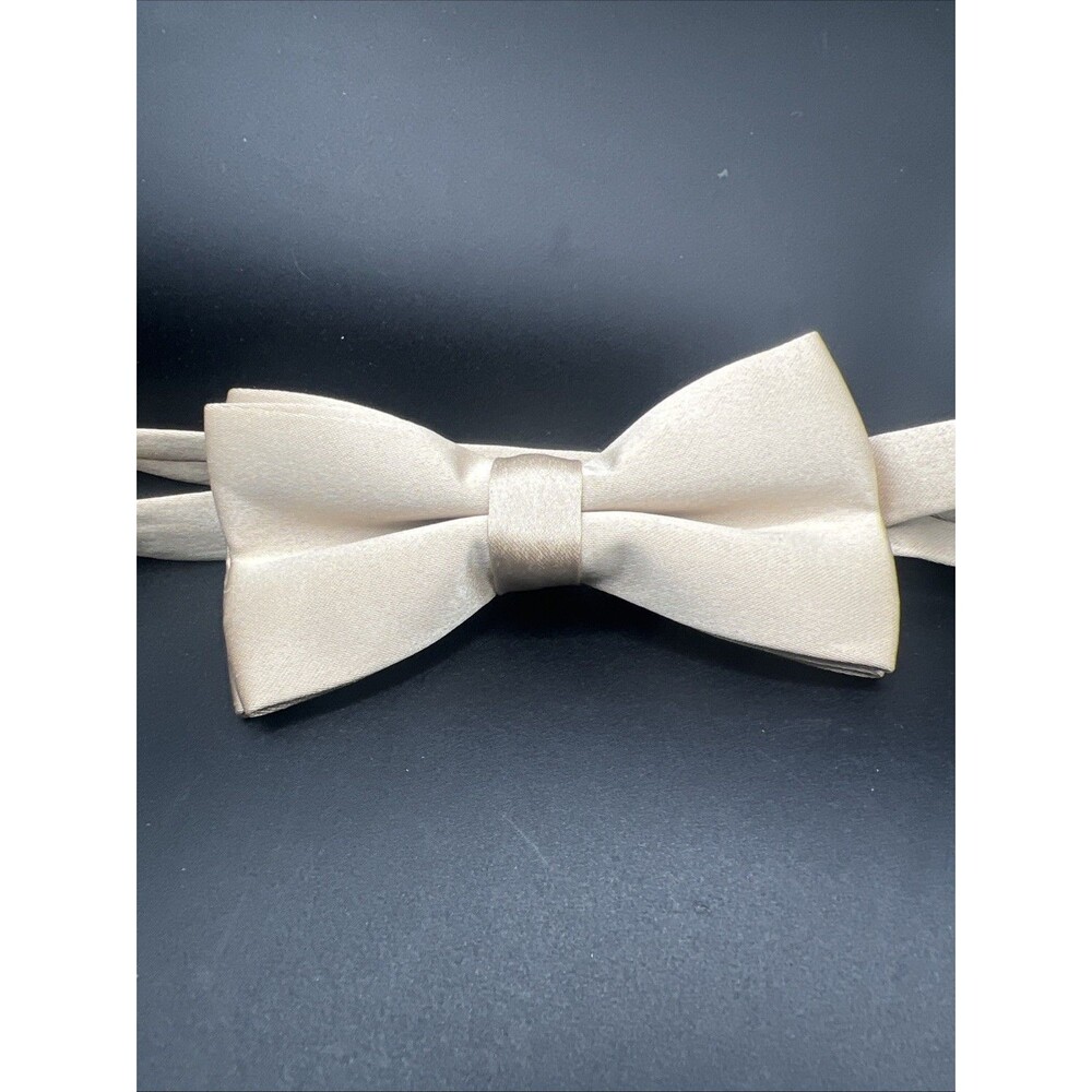 Gold satin pre-tied bow tie. Satin.  ￼